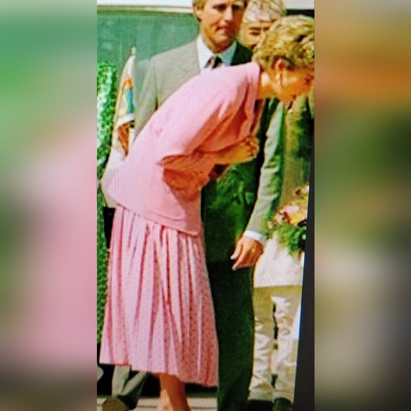 PRISTINE 90s Lady Di style her fave Polka Dot pleated skirt 2 pc suit dress - Picture 16 of 16